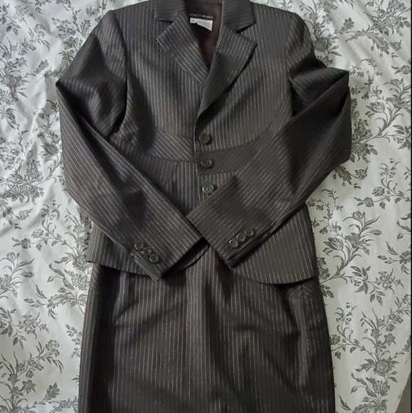 Women's Franco Mirabelli suit. - Picture 1 of 8